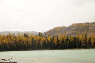 秋日湖畔山林美景
