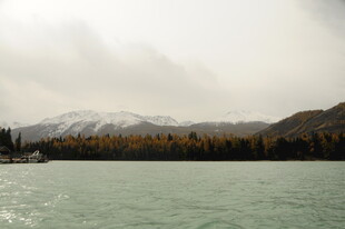 湖畔山林雪景风光