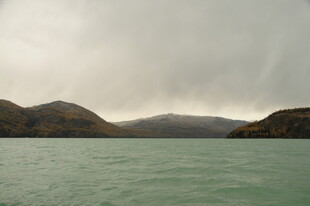 阴天下的山水湖景