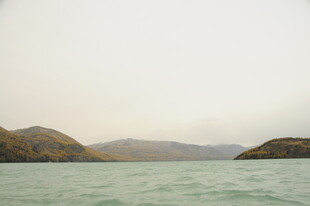 宁静湖景与远处山峦