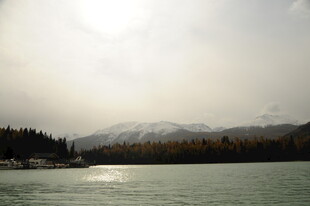 湖畔风光 远山近水景色美