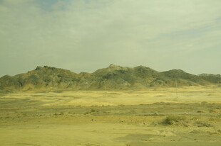 广袤沙漠中的起伏山丘