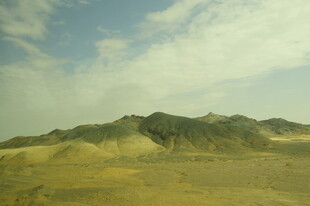 广袤荒漠中的起伏山丘