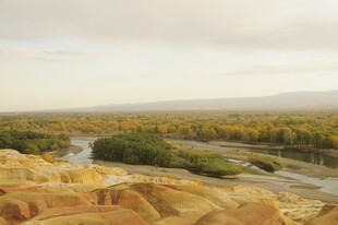 秋日河谷壮丽风光