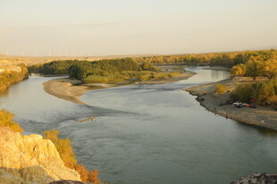 蜿蜒河流与两岸风光