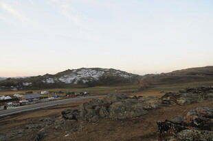 旷野公路旁的远山景色