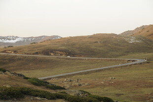 蜿蜒公路穿行于开阔原野