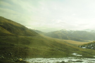 山间绿野 云雾缭绕之景