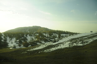 雪山草地自然风光图