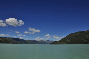 蓝天碧水间的美丽湖景