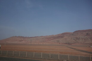 荒漠公路旁的连绵山脉