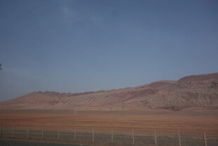 广袤红土地与远山蓝天