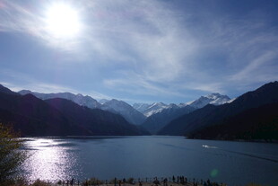 高山湖泊的壮丽风光