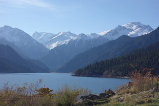 壮丽山水湖景风光图