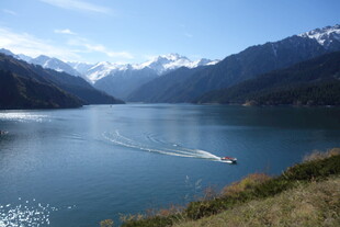 高山湖泊中的游船美景