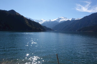 宁静湖景与远处雪山