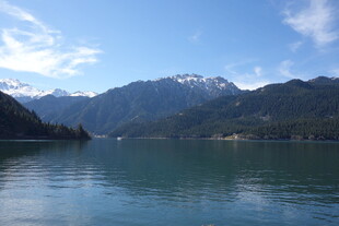 宁静山水间的湖光山色