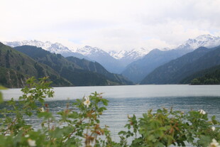 湖畔青山伴雪山美景