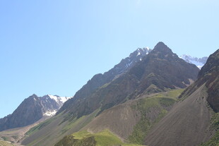 巍峨高山蓝天相伴