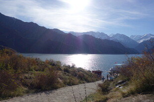 湖畔美景 阳光照耀山间路
