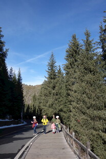 山间公路上的骑行者