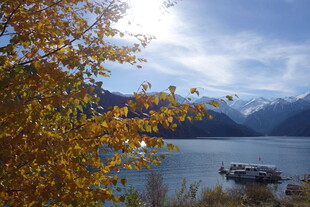 湖畔秋景 阳光洒落山水间