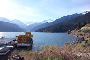 湖畔美景 小船停靠岸边