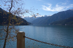 湖畔美景 远山近树映蓝天