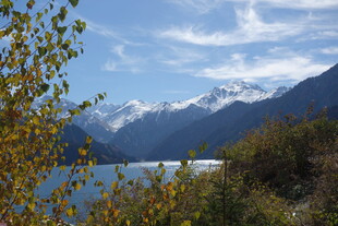 湖畔青山映雪山美景