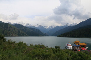 湖畔青山间的多彩船只