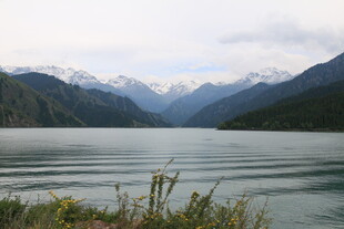 宁静山水间的湖光山色