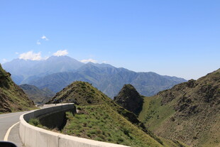 蜿蜒山路旁的壮美山景