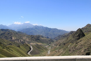 山间蜿蜒公路 壮美风光