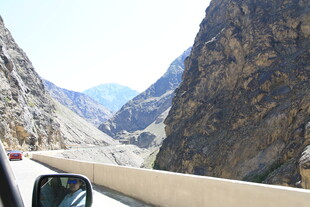 山间行车视角的壮丽峡谷