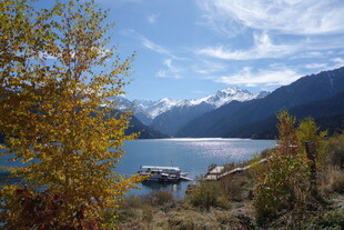 湖畔秋景 远山近水相映