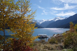 湖畔秋景 远山近树相映
