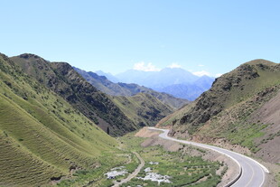 山间蜿蜒公路美景
