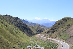 山间蜿蜒公路 秀丽风光