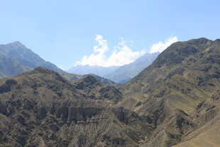 壮丽山景 蓝天白云相伴