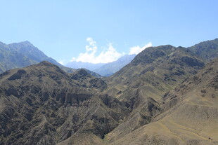 壮丽山景 蓝天白云之下