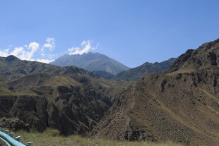 壮丽山景与蓝天