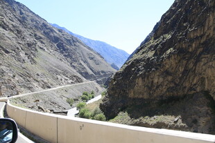 山间蜿蜒公路美景