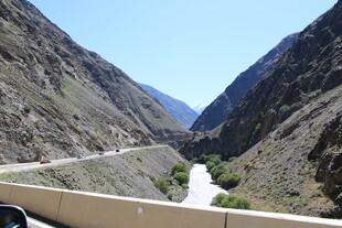 峡谷间的公路风景