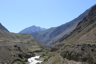 山谷间的河流与壮丽山脉