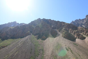 壮丽山景 阳光照耀下的自然美