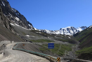 雪山下的蜿蜒公路