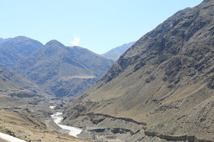 山间河谷壮丽风光