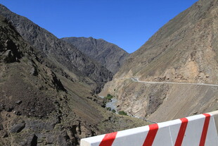 山间险峻公路护栏景观