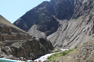 壮丽山谷中的潺潺溪流