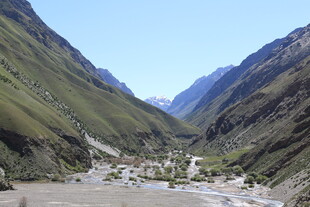 山谷中的村落与壮丽山脉